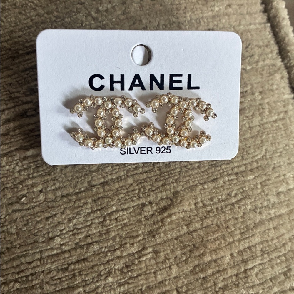 CHANEL Ivory Pearl CC Logo Earrings - Picture 5 of 5